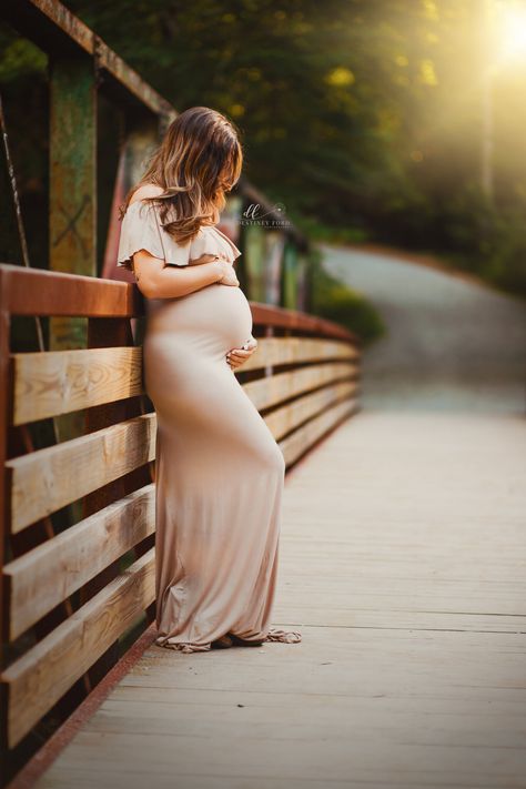 Photoshoot For Maternity, Wheelbarrow Photoshoot Ideas, Elegant Maternity Shoot With Family, Maternity Photography In Park, Maternity Photoshoot Poses Mothers, Maternity Photo Shoot Ideas Casual, Standing Maternity Poses, Park Maternity Pictures, Outside Maternity Shoot