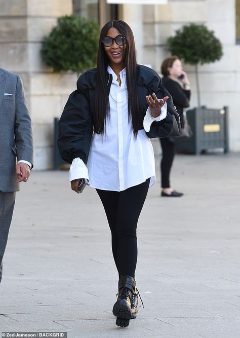 White Button Down Street Style, Naomi Campbell Casual, White Shirt Winter Outfit, Styling White Shirt Women, Black Cropped Jacket Outfit, Cropped Jacket Street Style, Essences Style, Crop Jacket Outfit, Cropped Jacket Outfit