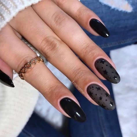 Matte & Glossy Nail Polish Trends Black Almond Nails, Glossier Nail Polish, Matte Nail Art, Milky Nails, Matte Black Nails, Black Acrylic Nails, Nails Matte, Shiny Nails, Nails Almond