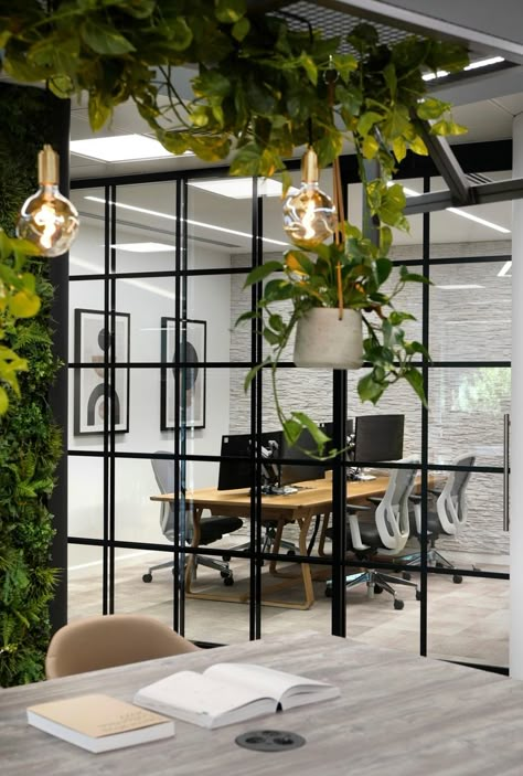 When we refurbished our own Bracknell office, the happiness of the ML community was top of the priority list. The biophilic touches like this are spread throughout the new space, which has helped to bring the outside in and create a location that our people love working from. Follow the link to see more of Morgan Lovell's Bracknell office. Biophilic Office, Inspirational Office, Modern Office Space, Office Fit Out, Green Office, Office Renovation, Interior Design Work, Co Working Space, Biophilic Design