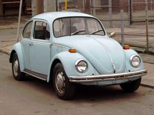 Blue beetle. Fond memories. Different world. We drove slower, that's for sure ;-) Vw Super Beetle, Vw Sedan, Classic Volkswagen, Volkswagen Bug, Beetle Car, Car Volkswagen, Antique Car, Blue Beetle, Old Classic Cars