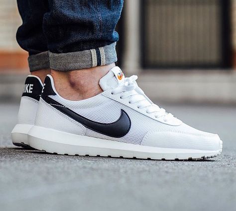 Nike Roshe Daybreak White/Black via @titoloshop Classic Nike Shoes, Nike Roshe Outfit, Nike Fashion Sneakers, Sneaker Trend, Sneaker Outfits, Nike Roshe, Latest Sneakers, Trendy Sneakers, Sneakers Men Fashion