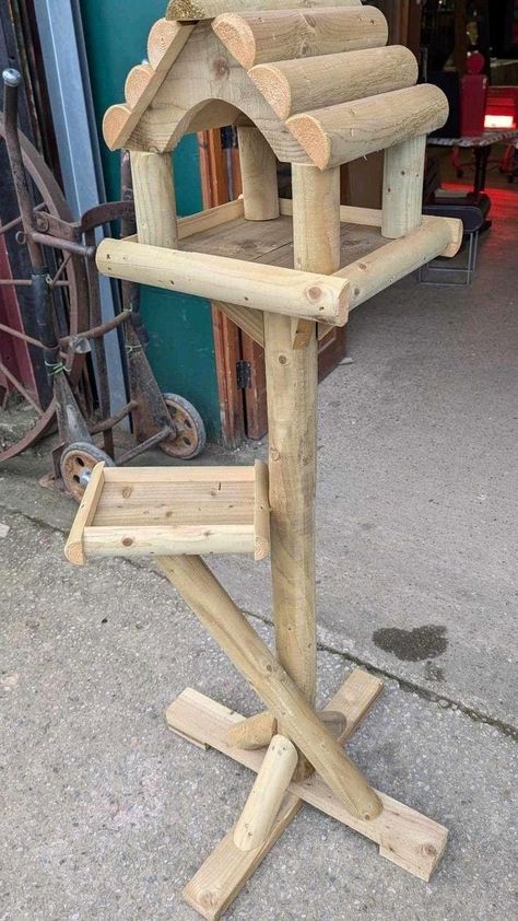 Small Wood Projects Awesome Ideas, Bird Feeding Table, Garden Ornaments Diy, Small Wood Projects Diy, Diy Projects Wood, Wooden Bird Feeders, Garden Wildlife, Bird Feeding Station, Large Workshop