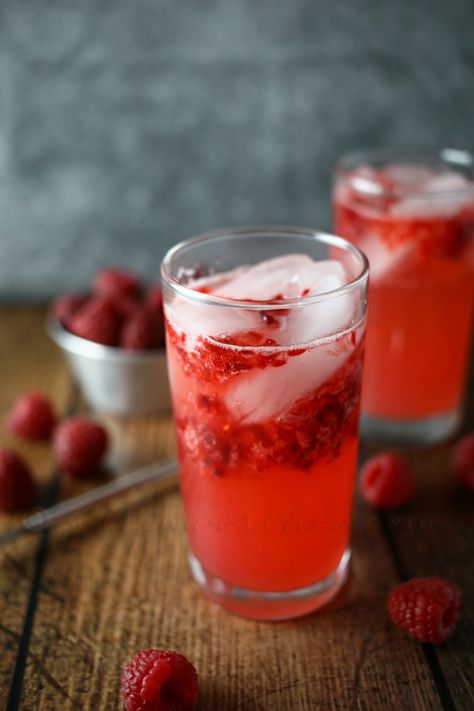 Sour Raspberry Tom Collins, tom collins, mixed drinks, easy drink recipes, mix drinks, fruity alcoholic drinks, mocktails, cocktails, alcoholic drinks, gin Gin Drink Recipes, Fruity Alcohol Drinks, Gin Drinks, Tom Collins, Easy Drink Recipes, Easy Drinks, Fun Cocktails, Non Alcoholic Drinks, Party Drinks