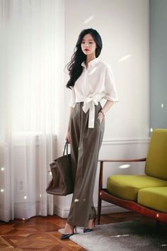 Fashion Feminine, Office Casual Outfit, Korean Casual Outfits, Summer Work Outfits, Korean Girl Fashion, Stylish Work Outfits, Korea Fashion, Hand In Hand, Formal Style