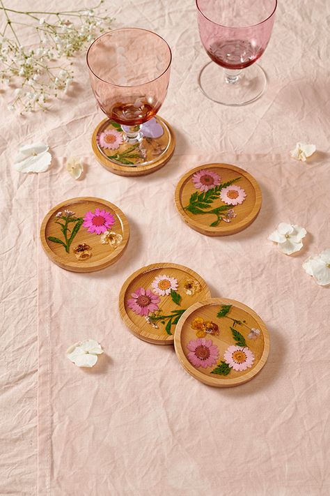 Make Resin Coasters, Clay Crafts Easy, Diy Gifts Handmade, Diy Craft Gifts, Diy Gifts In A Jar, Diy Coaster, Diy Gifts Cheap, Pressed Flowers Diy, Copper Paper