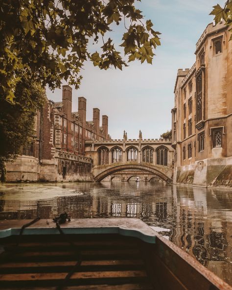 Cambridge Punting, England Map, Cambridge Uk, Cambridge England, London Summer, Dream College, Cambridge University, College Campus, Dark Academia Aesthetic