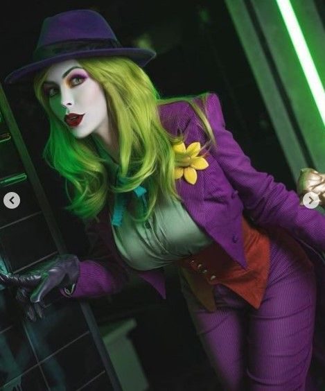 Female Joker Makeup, Female Joker Cosplay, Batman Costume Diy, Fashion Costume Halloween, Female Joker, Creepy Halloween Costumes, Monster Makeup, Joker Halloween, Themed Halloween Costumes