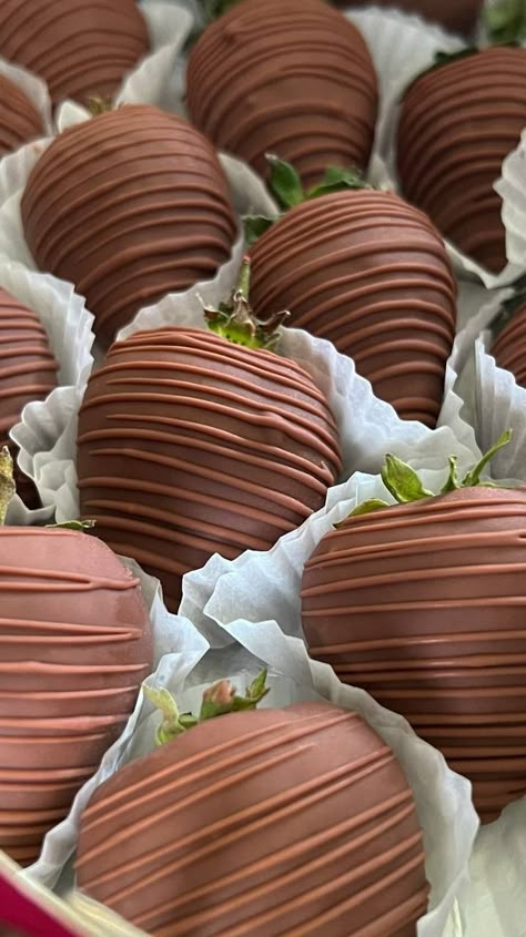 Picnic Date Food, Chocolate Covered Strawberry Recipe, Chocolate Covered Treats, Food Wallpaper, Healthy Food Motivation, Fun Baking Recipes, Food Is Fuel, Covered Strawberries, Chocolate Strawberries