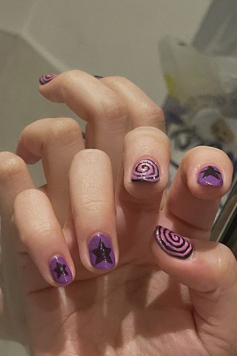 Cute Short Nails Purple, Black And Purple Nails Short, Purple Gel Nails Ideas, Purple Star Nails, Rock Nails Grunge, Purple Swirl Nails, Spiral Nails, Black And Purple Nails, Star Swirl