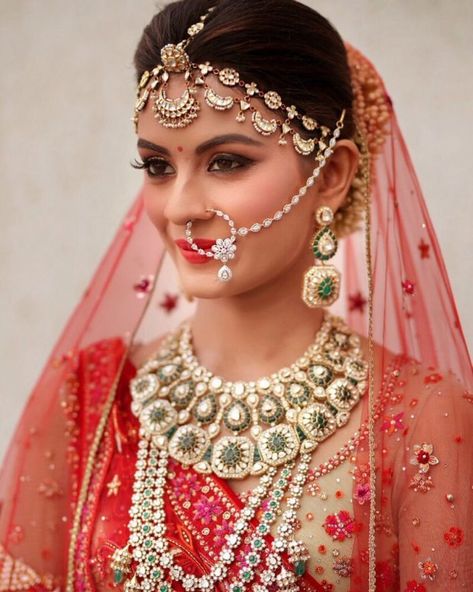 Things To Know Before You Finalise Your Wedding MUA! | WedMeGood Sworski Jewellery, Uncut Necklace, Rajput Jewellery, Heavy Jewellery, Jewellery Makeup, Matha Patti, Bridal Necklace Designs, Indian Bridal Photos, Hair Jewels