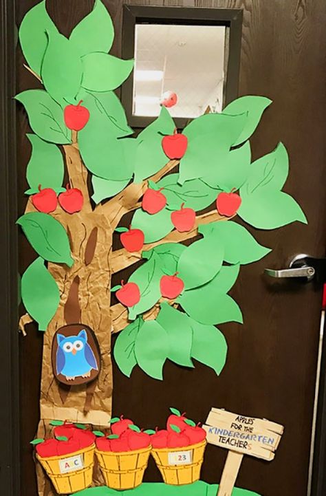 Apple tree classroom decoration. Decorate the classroom door or wall with a fun diy apple tree. Great for a farm unit study or back to school decoration! Farmhouse Daycare, Tree Classroom, Kindergarten Decoration, Apple Classroom, Classroom Decor Middle, Classroom Decor High School, Diy Classroom Decorations, Classroom Christmas, Hawaiian Birthday