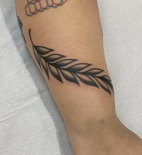 Old School Vine Tattoo, Old School Leaves Tattoo, Old School Leaf Tattoo, American Traditional Leaves, American Traditional Vine Tattoo, Traditional Fern Tattoo, Traditional Leaves Tattoo, Traditional Leaf Tattoo, Leaf Tattoo Men