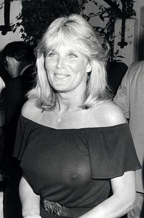 Linda Evans, Classic Actresses, Actrices Hollywood, White Photo, Up Girl, Celebrities Female, Movie Stars, A Woman, Vogue