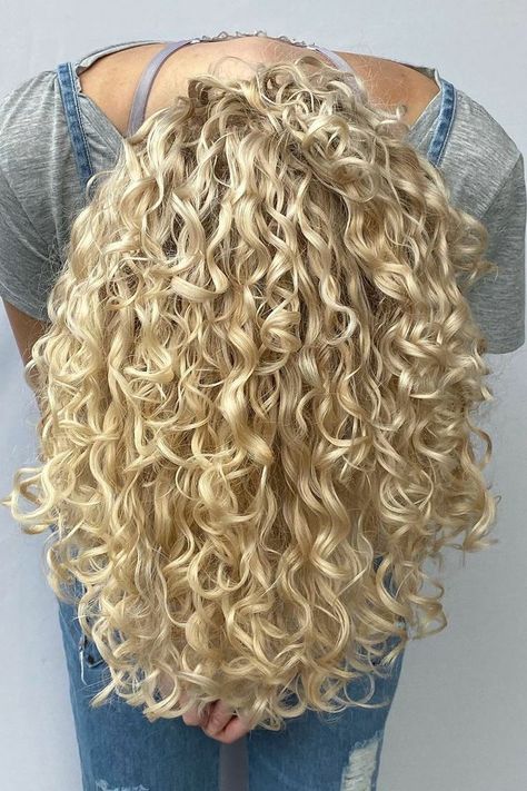 Blonde Curly Hair Natural, Cabello Afro Natural, Highlights Curly Hair, Curly Hair Photos, Blonde Curly Hair, Blonde Curls, Colored Curly Hair, Blonde Hair Inspiration, Hairdos For Curly Hair