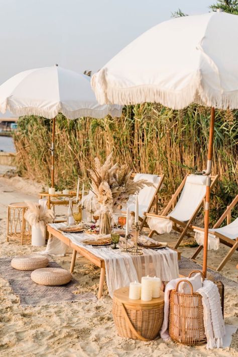 Beach Picnic Decor, Beach Setup Aesthetic, Beach Party Picnic, Coastal Tea Party, All White Picnic, Beach Picnic Setup, Beach Picnic Wedding, White Beach Party, Beach Picnic Ideas