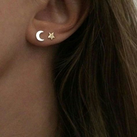 Ušný Piercing, Moon Earrings Studs, Double Ear Piercings, Gold Star Earrings, Cute Ear Piercings, Moon And Star Earrings, Daith Piercing, Moon Jewelry, Piercing Tattoo