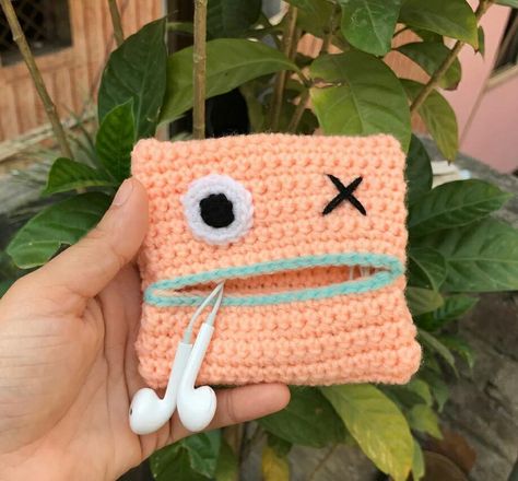 Crochet Earbud Pouch, Crochet Earphone Case, Crochet Earphone Pouch, Pumpkin Decorating Ideas No Carve, Small Crochet Pouch, Crochet Organization, Unique Pumpkin Painting Ideas, Crochet Mini Pouch, Earphone Pouch