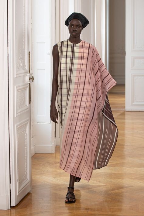 Christian Wijnants Spring 2025 Ready-to-Wear Collection at Paris Fashion Week Deep V Dress, Christian Wijnants, Soft Tailoring, Spring 2025, Safari Jacket, Career Wear, Japanese Cotton, Summer Knitting, Fashion Show Collection