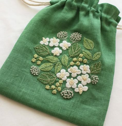 Embroidered Purse Diy, Manly Embroidery, Cottage Embroidery, Embroidery Purse, Embroidery Accessories, Bags Trendy, Potli Bag, Hand Embroidery Projects, Embroidery Bags