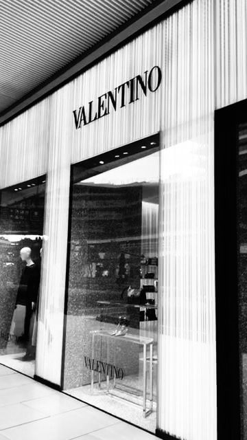 Valentino Aesthetic Wallpaper, Valentino Photoshoot, Valentino Aesthetic, Valentino Store, Valentino 90s, Valentino Trainers, Valentino Belt, Valentino 2016, Valentino Parfum