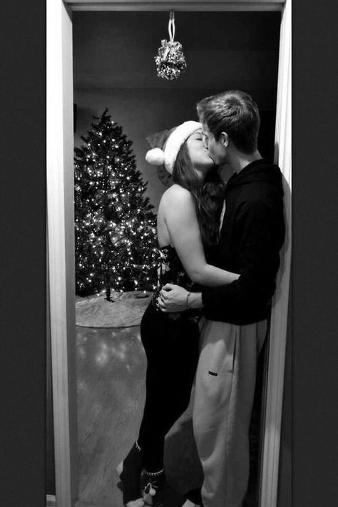 Under the mistletoe kisses are the best 💝 Christmas Couple Pictures, Gifts Couple, Couple Romance, Under The Mistletoe, Cute Couples Photos, Boyfriend Goals, Relationship Goals Pictures, Christmas Couple, Photo Couple