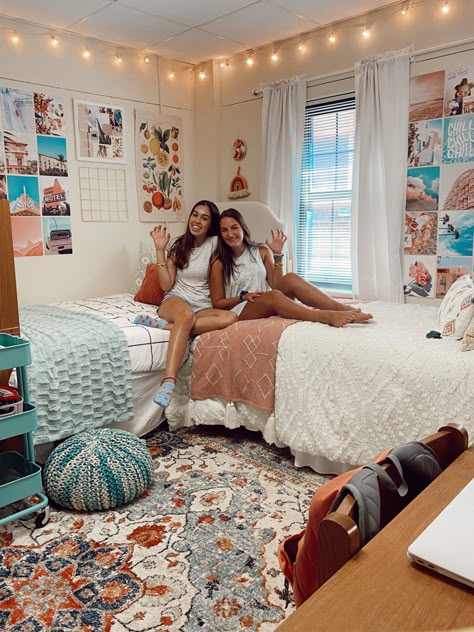 Baylor Dorm Rooms, Mizzou Dorm, Baylor Dorm, Red Dorm, Collage Dorm Room, Dorm Room Setup, Dorm Layout, Dorm Room Themes, College Dorm Room Inspiration