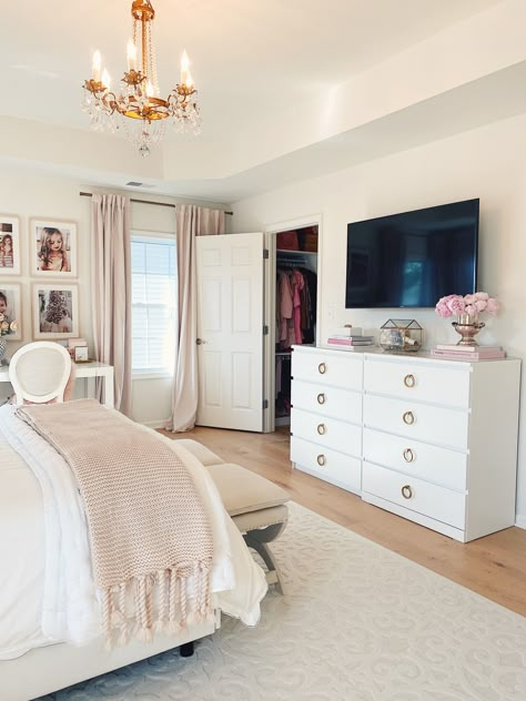 Simple Feminine Bedroom, Simple Dresser, Fancy Bedroom, Feminine Bedroom, Glam Bedroom, Ideas Hogar, Bedroom Refresh, Room Makeover Bedroom, Girl Bedroom Decor