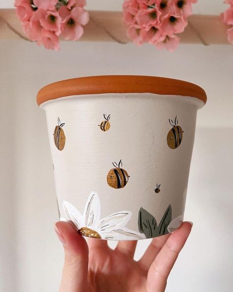 Bee pot 🐝 🪴 Easy Terra Cotta Pot Painting, Flower Pot Painting Ideas Easy, Diy Pot Painting Ideas, Easy Pot Painting Ideas, Clay Pot Painting Ideas, Painting Pots Ideas, Painted Pot Ideas, Bee Pot, Painted Pot