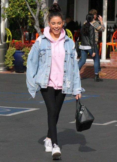 My Favorite 37 Hoodie Outfit Ideas 2020 Hoodies With Jackets Outfit, How To Wear Oversized Denim Jacket, Oversize Winter Outfit, Outfit Ideas With Denim Jacket, Denim Jacket Over Hoodie, Denim Jacket Hoodie Outfit, Blue And Black Outfit Ideas, How To Style Hoodie Women, Oversized Denim Jacket Outfit Winter