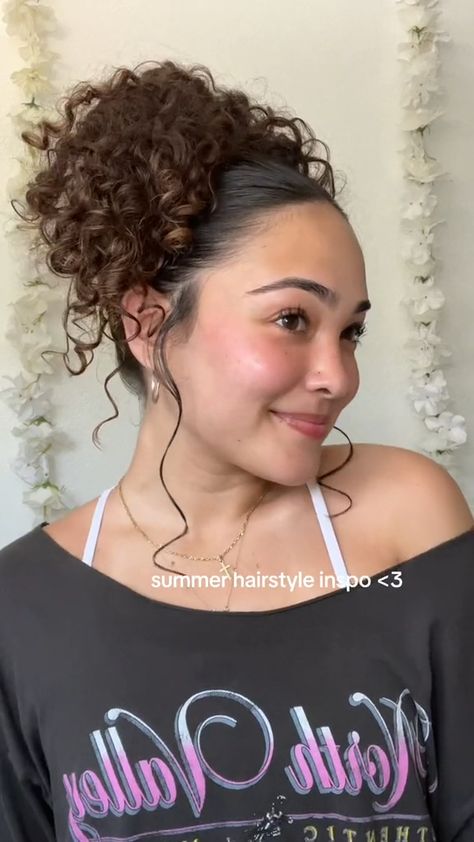 Summer season Hairstyles Inspo✨- #Hairstyles #Inspo #Summer Check more at https://howcandothis.com/womenstyle/summer-season-hairstyles-inspo%e2%9c%a8/ Curly Haired Updos, Small Curly Hair Hairstyles, Outfits With Short Curly Hair, Pool Hair Ideas Hairstyles Curly, Hairstyles For The Beach Curly Hair, Curly Hair Second Day Hairstyles, Curly Hair Styles Updo Easy, Curly Hairstyles For Pool Day, Curly Hair Styles Easy Short