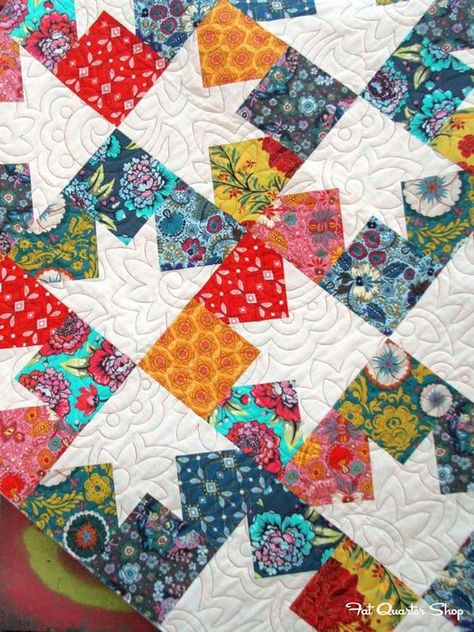 Charm Quilts, Fat Quarter Quilt Pattern, Charm Pack Quilts, Style Birthday, Scrappy Quilt Patterns, Fat Quarter Quilt, Charm Quilt, Scrap Quilt Patterns, Quilt Tutorial