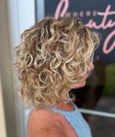 65 Enchanting Curly Bob Haircut Ideas for 2024 Curly Angled Bobs, Curly Lob, Fine Curly Hair, Large Curls, Bob Haircut Curly, Curly Bob Hairstyles, Curly Hair With Bangs, Hair Help, Bouncy Curls