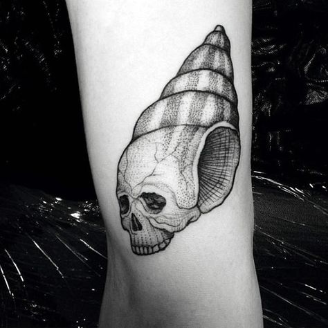 80 Seashell Tattoo Designs For Men - Oceanic Ink Ideas Sea Skull Tattoo, Seashell Tattoo Sleeve, Turtle Skull Tattoo, Sea Shells Tattoo, Conch Tattoo, Shells Tattoo, Tattoo Nombres, Aquatic Tattoo, Seashell Tattoo