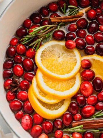 Holiday Potpourri Recipes, Stove Potpourri, Orange Potpourri, Christmas Stovetop Potpourri, Holiday Potpourri, Homemade Potpourri, Simmer Pot Recipes, Stove Top Potpourri, Cranberry Cinnamon