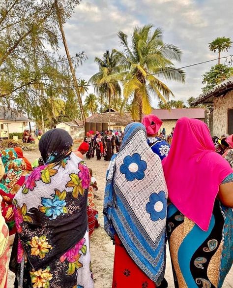 Jabaini is asmall village found in zanzibar and most women do speak swahili tied the so called kanga in swahilli language or leso,its asoft dress worn during the outdoor activities,and when they are cooking or walking around while doing shopping in market places Zanzibar Women, Swahili Aesthetic, Gecko House, Swahili Culture, Swahili Fashion, African Life, Mama Africa, Horn Of Africa, People Drawing