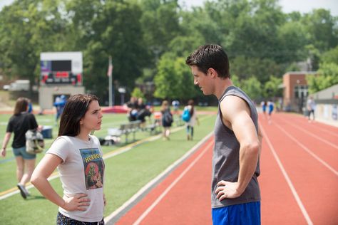 Robbie Amell & Mae Whitman in THE DUFF Duff Movie, The Duff Movie, Mae Whitman, Best Romantic Comedies, Robbie Amell, Teen Movies, Jessie J, Kissing Booth, Joan Jett