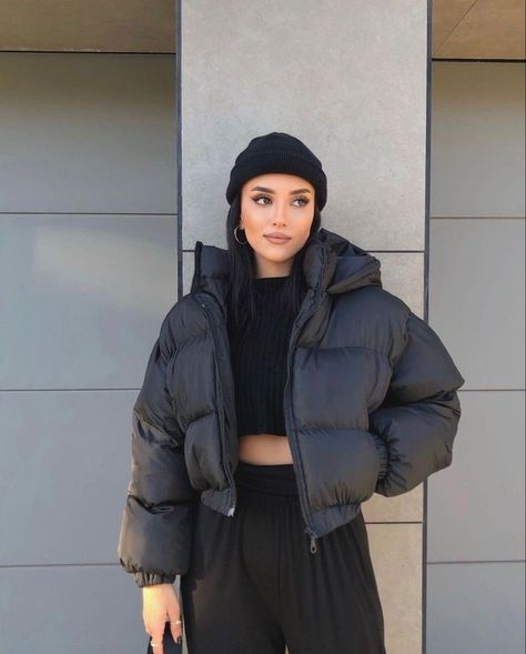 Black Cropped Puffer Jacket Outfit, Puffy Cropped Jacket, Puffer Jacket Outfit Black, Cropped Puffer Jacket Outfit, Crop Puffer Jacket, Winter Outfits Korean, Vetements Shoes, Short Jackets, Puffer Jacket Outfit