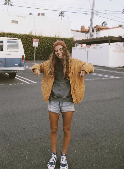 Skater Outfits Women, Surfer Girl Clothes, Louise Maurisset, Surfer Fashion, Surfer Chic, Surfergirl Style, Fitness Queen, Granola Girl Aesthetic, Surfer Girl Style