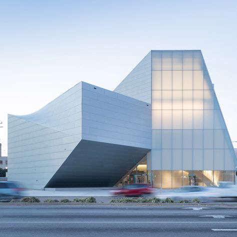 Architect Steven Holl has completed an exhibition and performance arts centre for the Virginia Commonwealth University, which has been captured new set of images by Dutch photographer Iwan Baan. Steven Holl Architecture, Virginia Commonwealth University, Steven Holl, Institute Of Contemporary Art, Translucent Glass, Glass Facades, Ancient Architecture, Futuristic Architecture, Architecture Project