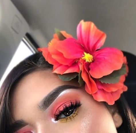 ✵pinterest: @mayllxx2 Hawaiian Make Up Look, Tropical Makeup Look Hawaii, Hawaiian Makeup Look, Hawaiian Makeup, Carnaval Make-up, Flowers In Her Hair, Face Beat, Spring Makeup, Make Up Looks