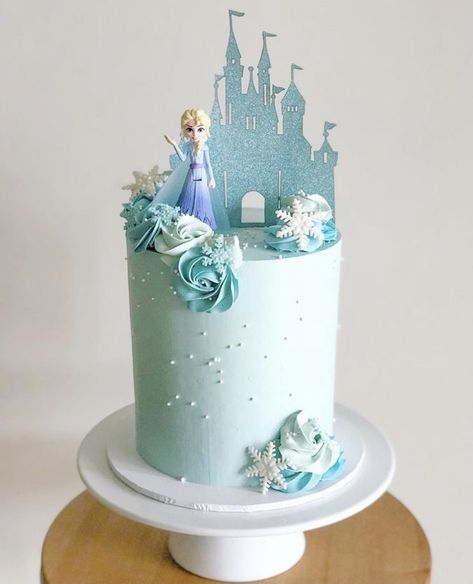 Frozen 5th Birthday Cake, Elsa Themed Cake, Simple Frozen Theme Cake, Elsa Theme Cake, Elsa Cake Ideas, Frozen Cake Designs, Elsa Torte, Elsa Birthday Cake, Frozen 3rd Birthday