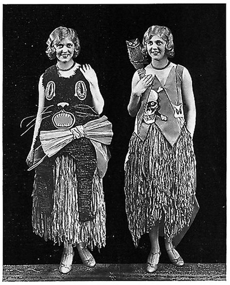 These twins flash their bare arms on their way to a 1930s Halloween party 1930s Halloween, 1920s Halloween, Best Costume Ever, 90s Halloween Costumes, Twin Halloween, Vintage Halloween Photos, Weird Vintage, 90s Halloween, Vintage Halloween Costume