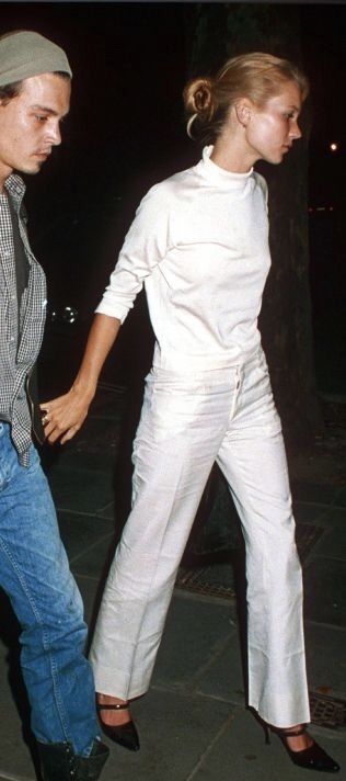 Kate Moss 90s Style, Kate Moss Johnny Depp, Airport Outfit Classy, 90s Minimalism Fashion, Johnny Depp 90s, Effortless Style Casual, Outfit Inspo Classy, Kate Moss 90s, Ali Michael