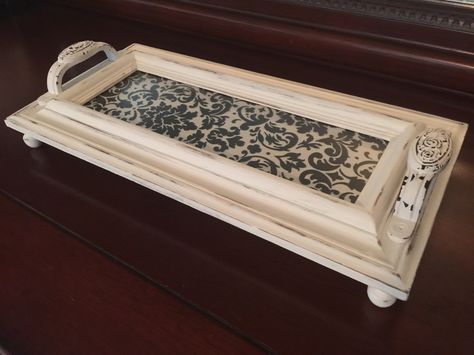 Picture Frame Tray Diy, Ideas Comedor, Cabinet Door Crafts, Cabinet Door Ideas, Tray Makeover, Picture Frame Tray, Diy Serving Tray, Decoupage Tray, Door Crafts