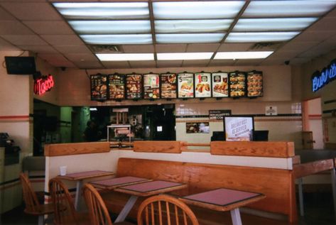 What Fast Food Restaurants Look Like in the 80s | 80s Fast Food 90s Fast Food Restaurant, Old Fast Food Restaurants, 80s Fast Food, 80s Restaurants, Fast Food Restaurant Design, Vintage Fast Food, 80s Food, Fast Food Workers, Mall Food Court