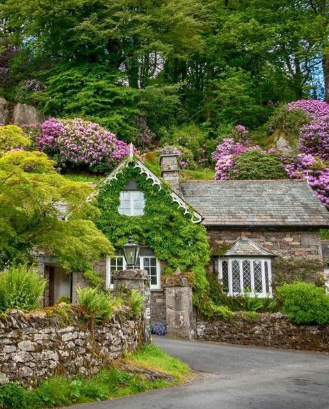 Cozy English Cottage, Lake District Cottages, Life In The Countryside, Nice Houses, English Country Cottages, Cute Cottages, Lake District England, Cottage Farm, Cottage Exterior