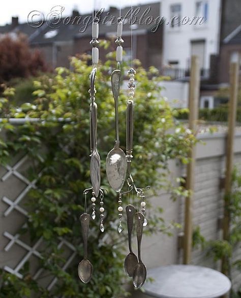 How to make a wind chime out of vintage silverware Silverware Windchimes, Old Silverware, Silver Ware, Silverware Crafts, Silverware Art, Rain Chains, Thrifty Diy, Feather Wall Art, Vintage Cutlery