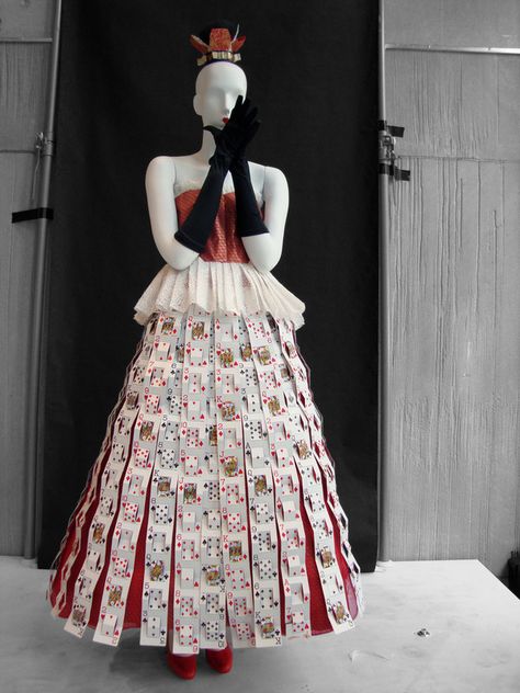 Queen Of Hearts Dress, Film Alice In Wonderland, Card Queen, Card Costume, Kids Halloween Food, Hearts Dress, Heart Costume, Queen Of Hearts Costume, Recycled Dress