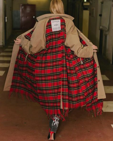 Statement Clothing Pieces, Plaid Jacket Outfit, Reversible Clothing, Oversize Outfit, Plaid Trench Coat, Khaki Coat, Khaki Trench Coat, Trench Coat Outfit, Kimono Coat